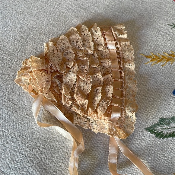 Antique lace baby's christening bonnet, ties under chin and in the back - Picture 2 of 10